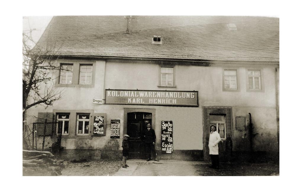 Kolonialwarenhandlung Karl Henrich, Vorgängerbau des heutigen Lebensmittelgeschäfts in der Schulstraße in Dörrebach (um 1920)