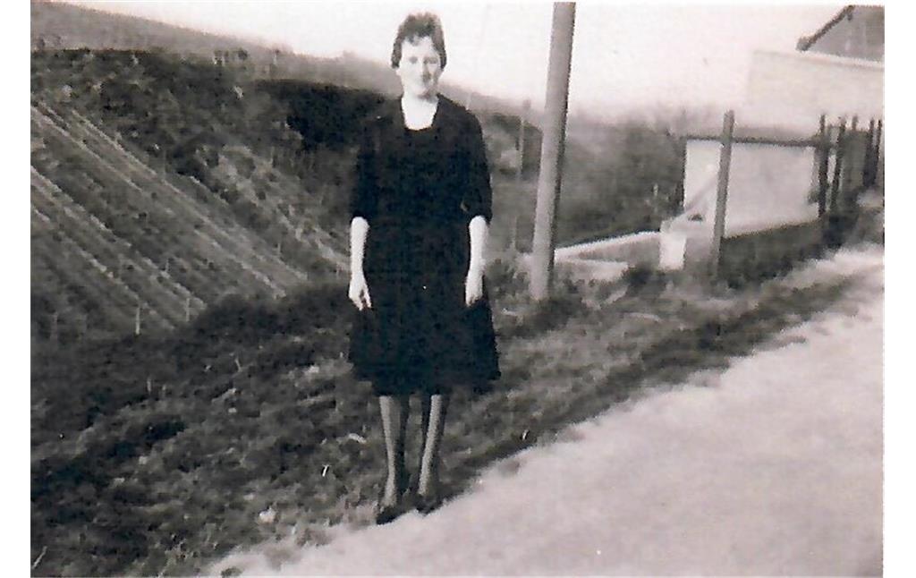 Gertrud Grether vor der Spritzanlage in der Rathausstraße in Laubenheim (1961)