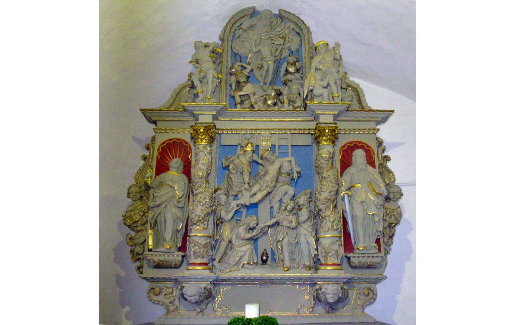 Der spätrenaissancezeitliche Altaraufsatz mit Darstellungen der Kreuzabnahme sowie der Auferstehung Christi in der Kapelle St. Peter auf dem Petersberg bei Neef (2020), seitlich davon die Figuren der hl. Petrus und Paulus.