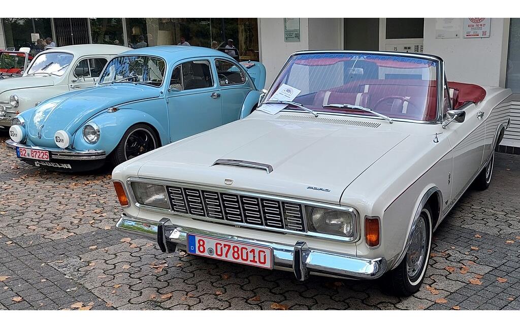 Cabrio-Umbau der Firma Karl Deutsch Karosseriebau eines 1967-1968 produzierten Typs Ford 20M TS / 2300 S (P7), von diesem Typ wurden bei Deutsch 17 Stück hergestellt. Aufnahme 2022 bei einem Oldtimer-Treffen in Wesseling, links im Bild ein VW Käfer.