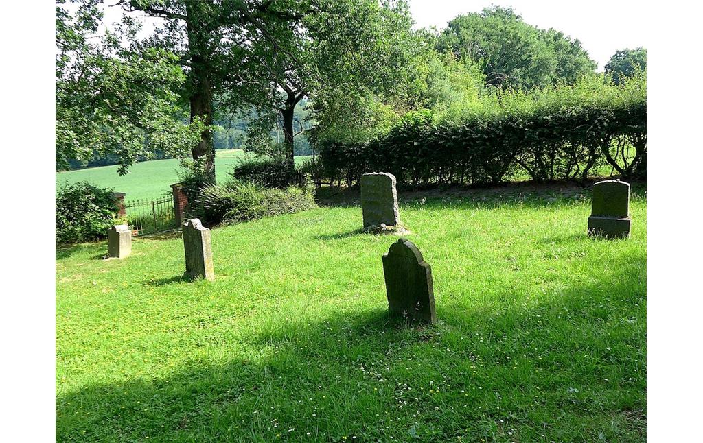 Das Gräberfeld auf dem jüdischen Friedhof "am Kuhlendahl" im Zwingenberger Weg in Velbert-Neviges (2015).