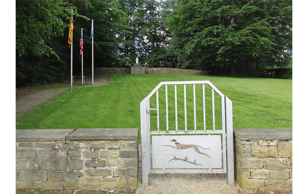 Zugang zu dem neben dem Soldatenfriedhof Vossenack liegenden Mahnmal für die 116. Panzer-Division der deutschen Wehrmacht (2017).