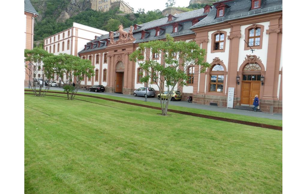 Fassade des Marstall der früheren kurfürstlichen Residenz in Koblenz-Ehrenbreitstein (2014), links dahinter der Krumstall.