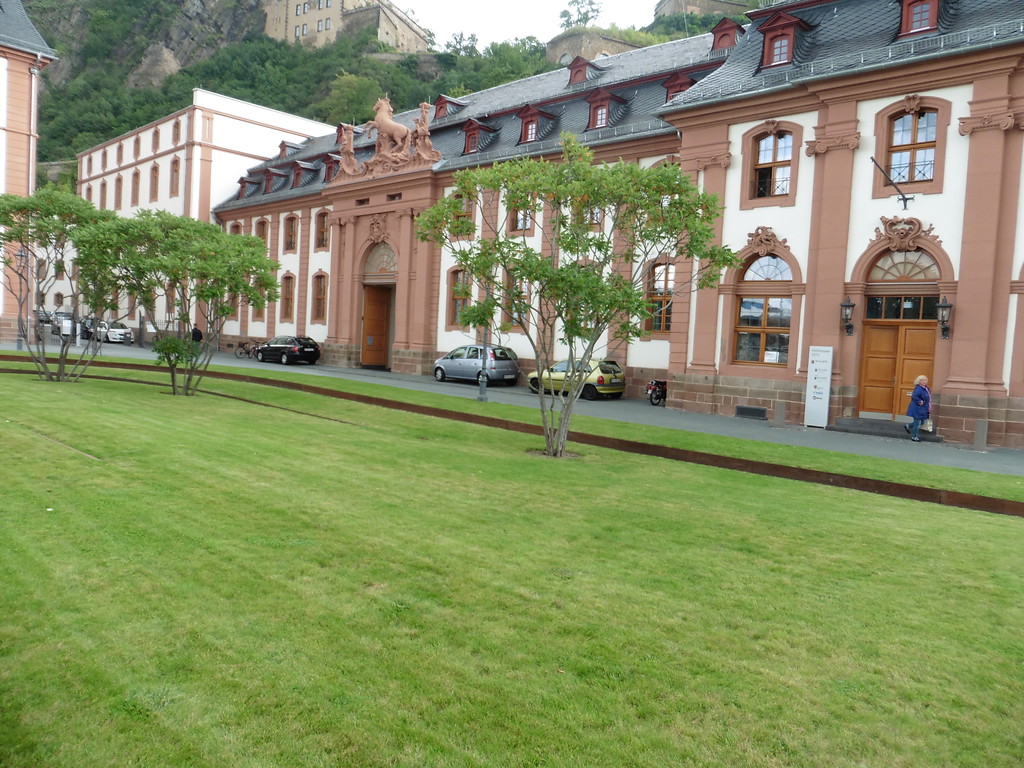 Fassade des Marstall der früheren kurfürstlichen Residenz in Koblenz-Ehrenbreitstein (2014), links dahinter der Krumstall.