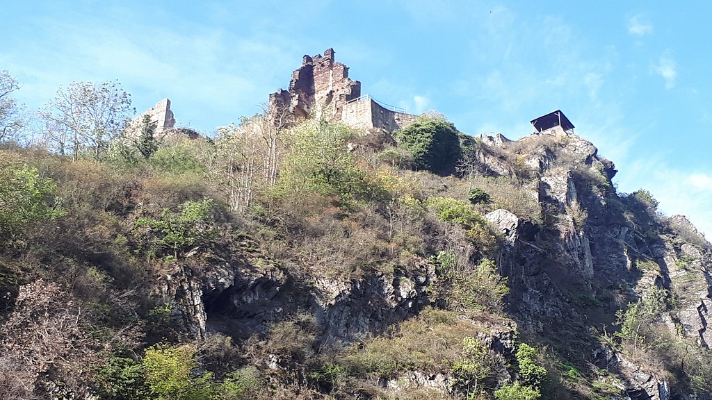 Die Burgruine Are über Altenahr (2019), Ansicht von der Tunnelstraße im Tal der Ahrschleife.