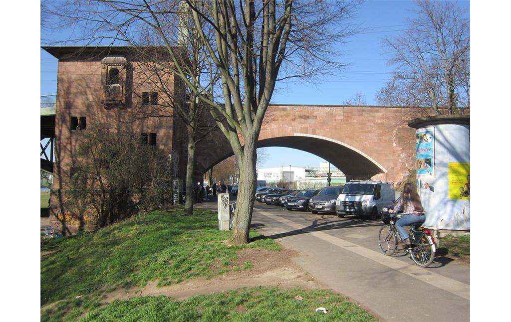 Südbrücke in Köln: Die rechtsrheinische Vorlandbrücke über die Alfred-Schütte-Allee in Poll (2014).