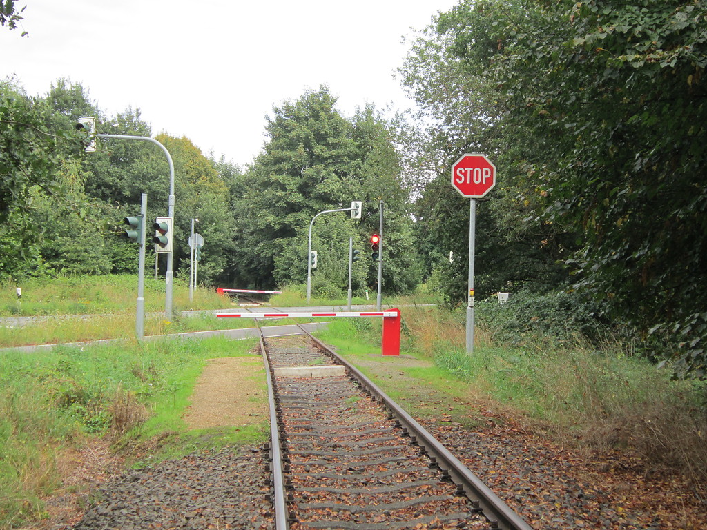 Der "Bahnübergang" an der Klever Straße zwischen Nütterden und Kranenburg. Zu sehen sind die Sperreinrichtungen für die Draisine (Stop-Schild, Schranke, Rotlicht) (2013)