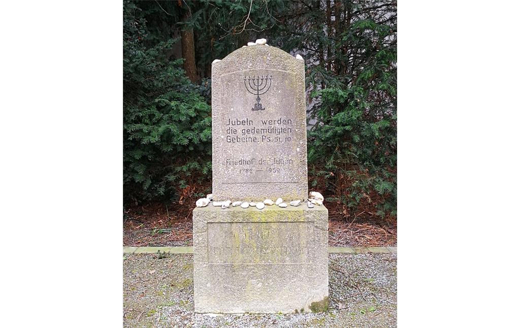 Im Jahr 1946 errichteter Gedenkstein auf dem Jüdischen Friedhof in Ratingen (2019).