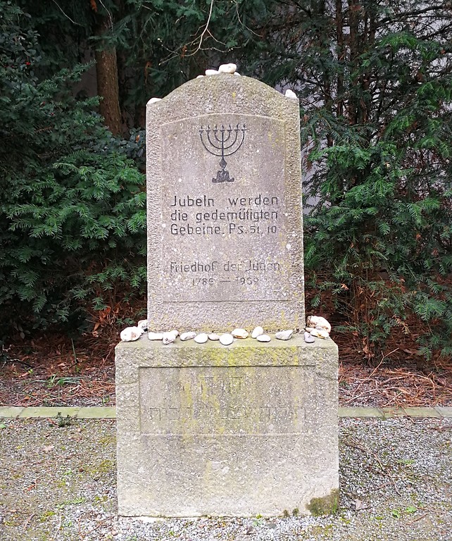 Im Jahr 1946 errichteter Gedenkstein auf dem Jüdischen Friedhof in Ratingen (2019).