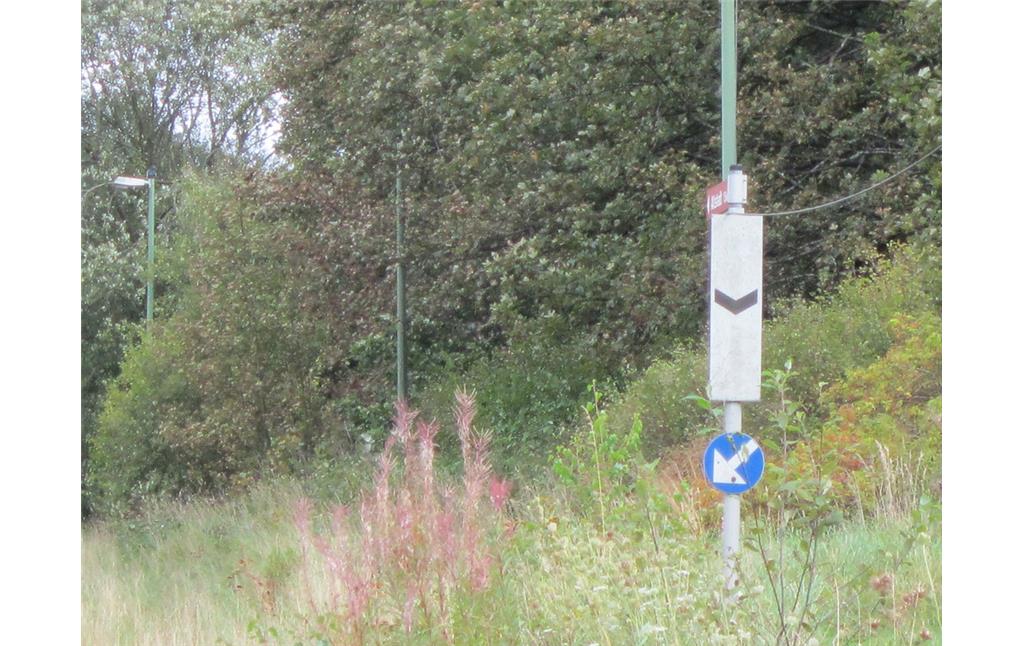 Blick auf den ehemaligen Bahnsteig des Bahnhofs der Vennbahn in Monschau mit belgischen Signaltafeln (2011)