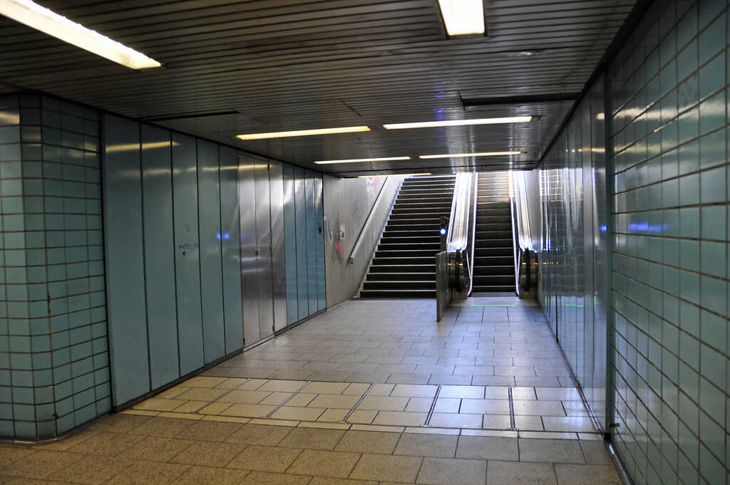 Einer der drei Zugänge zur Zwischenebene der Haltestelle Kalk Post in Köln-Kalk. Durch die hellen Bodenplatten ist der Bereich erkennbar, an dem die rund 40 cm dicken Stahltüren das Innere der Haltestelle zum Schutz vor einem Atomschlag o. Ä. hermetisch abgeriegelt hätten (2020).
