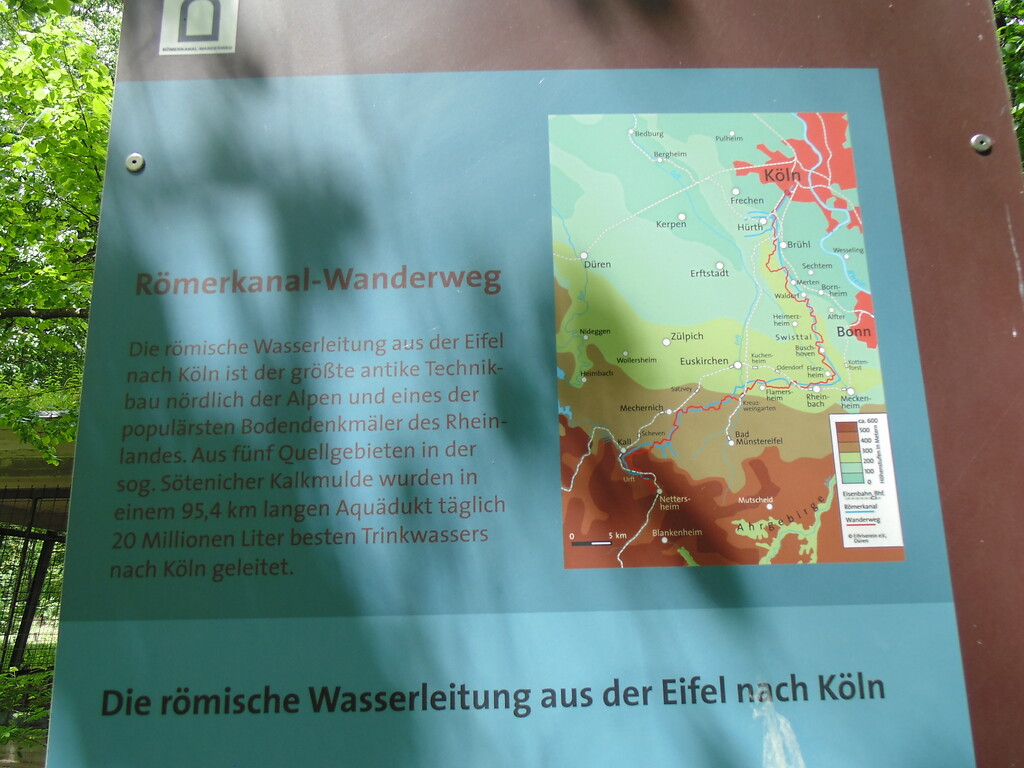 Informationstafel zum Römerkanal-Wanderweg am ehemaligen Absetzbecken der römischen Eifelwasserleitung in Köln-Sülz (2021).