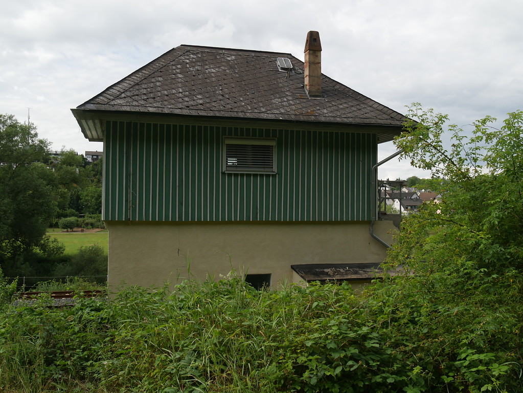 Nordansicht des Stellwerksgebäudes des Bahnhofs Aumenau in Villmar-Aumenau (2017)