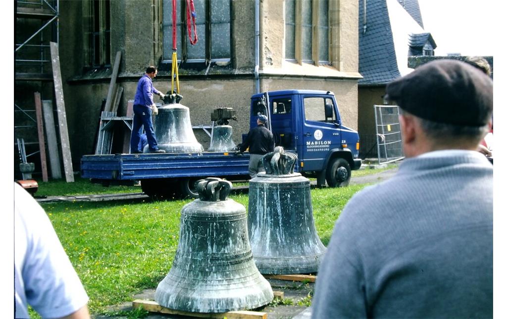 Alle Glocken waren aus dem Turm entnommen  im Bild ein LKW der Glockengießerei Mabilon aus Saarburg vor der Wallfahrtskirche Berglicht (2002).