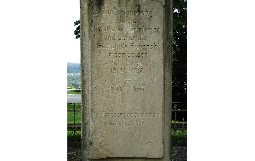 Inschriftentafel zur Erinnerung an die Gefallenen der beiden Weltkriege an dem Kriegerdenkmal an der Hurster Straße in Windeck-Rosbach (2021).