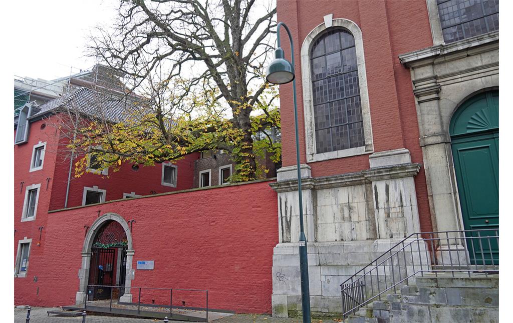 Blick auf das "Rote Haus" bzw. "Alexander von Humboldt Haus" links im Bild mit angrenzendem Kirchengebäude im Stadtbezirk Aachen-Mitte (2021).