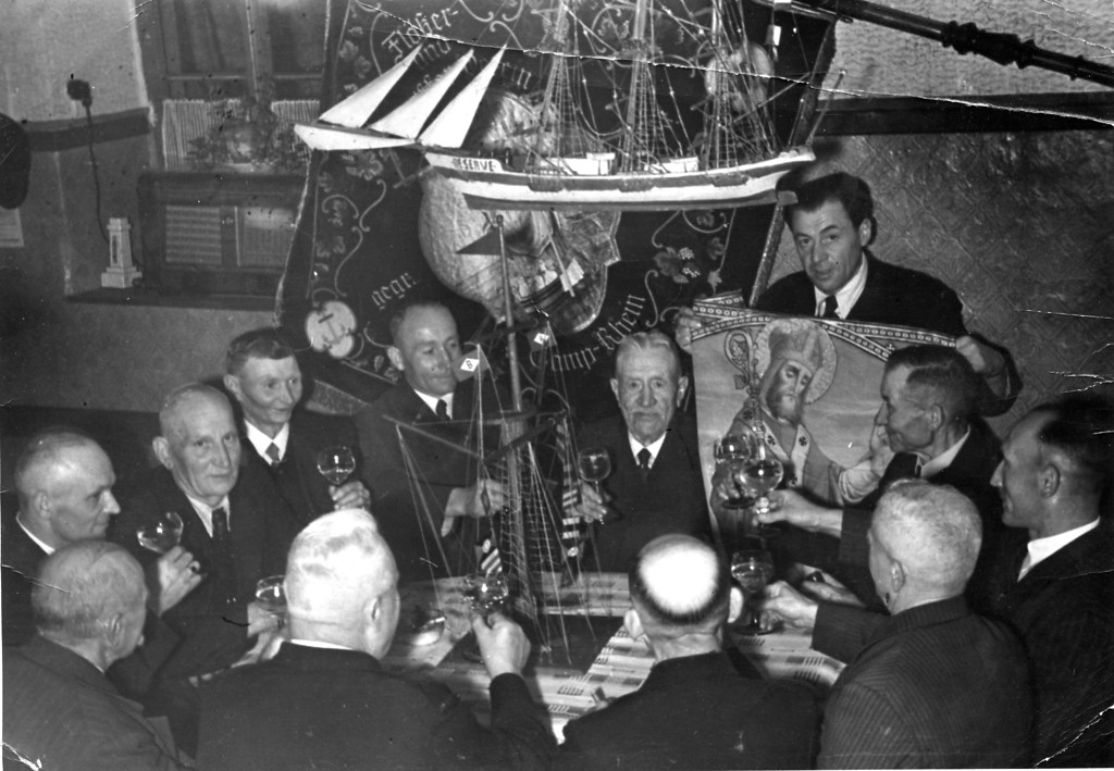 Mitglieder des Flößer- und Schiffervereins zu Camp am Rhein (1950er Jahre)