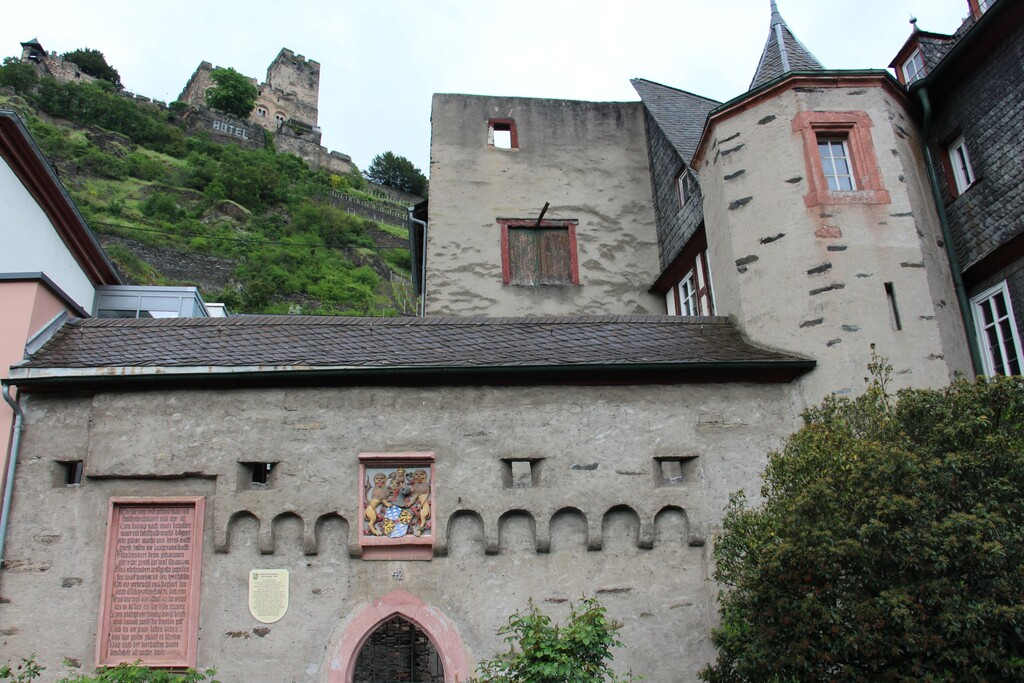 Blick auf das Alte Amtshaus in Kaub und die Burg Gutenfels (2023)