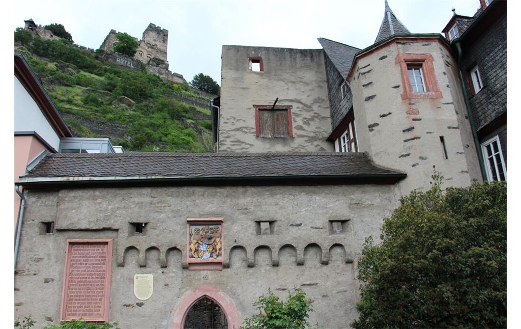 Blick auf das Alte Amtshaus in Kaub und die Burg Gutenfels (2023)