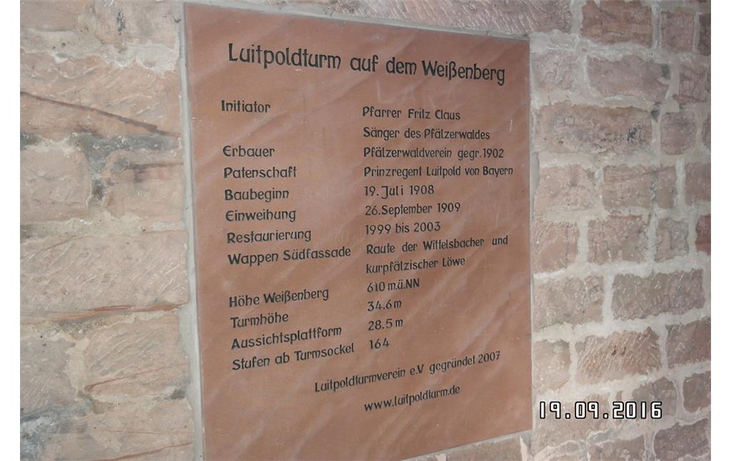 Informationstafel im Anbau des Luitpoldturms auf dem Weißenberg bei Hermersbergerhof (2016).