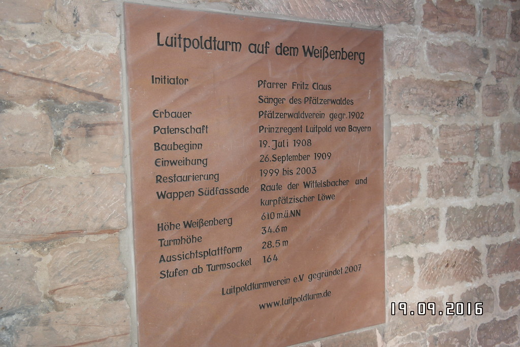 Informationstafel im Anbau des Luitpoldturms auf dem Weißenberg bei Hermersbergerhof (2016).