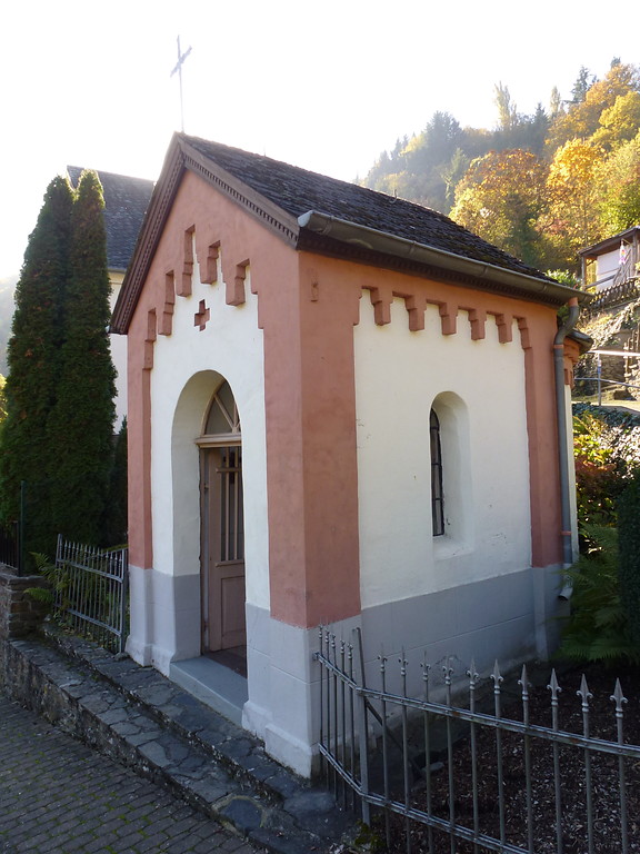 Kapelle am Kreuzweg in Oberwesel (2016): Den Start des Kreuzweges bildet eine Kapelle mit rotbraun gestrichenem Backsteinmauerwerk, die im Jahr 1850 errichtet wurde.