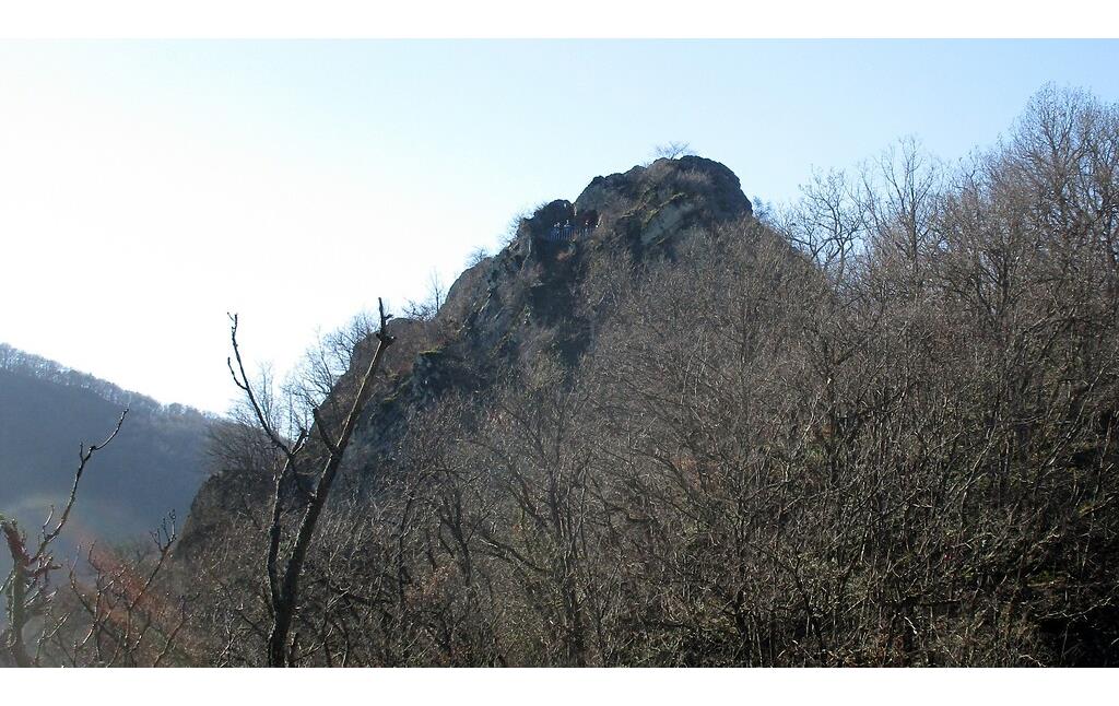 Blick vom Aussichtspunkt "Schwarzes Kreuz" in Richtung der Felsformation "Teufelsloch" oberhalb des Ortes Altenahr im Landkreis Ahrweiler (2021).