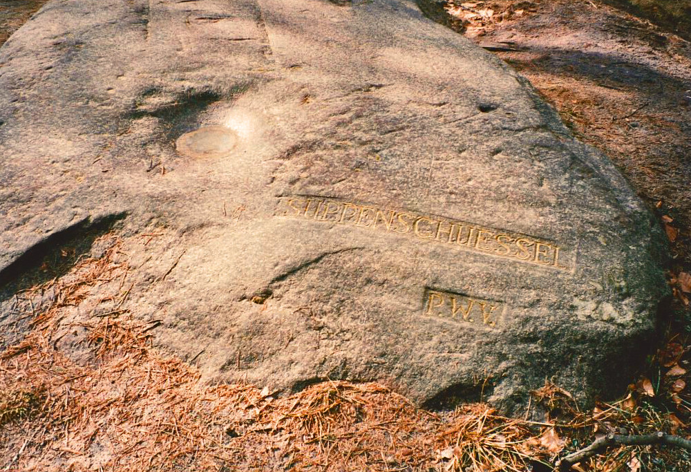 Ritterstein Nr. 303 Suppenschüssel am Rotsohlberg bei Maikammer (1994)