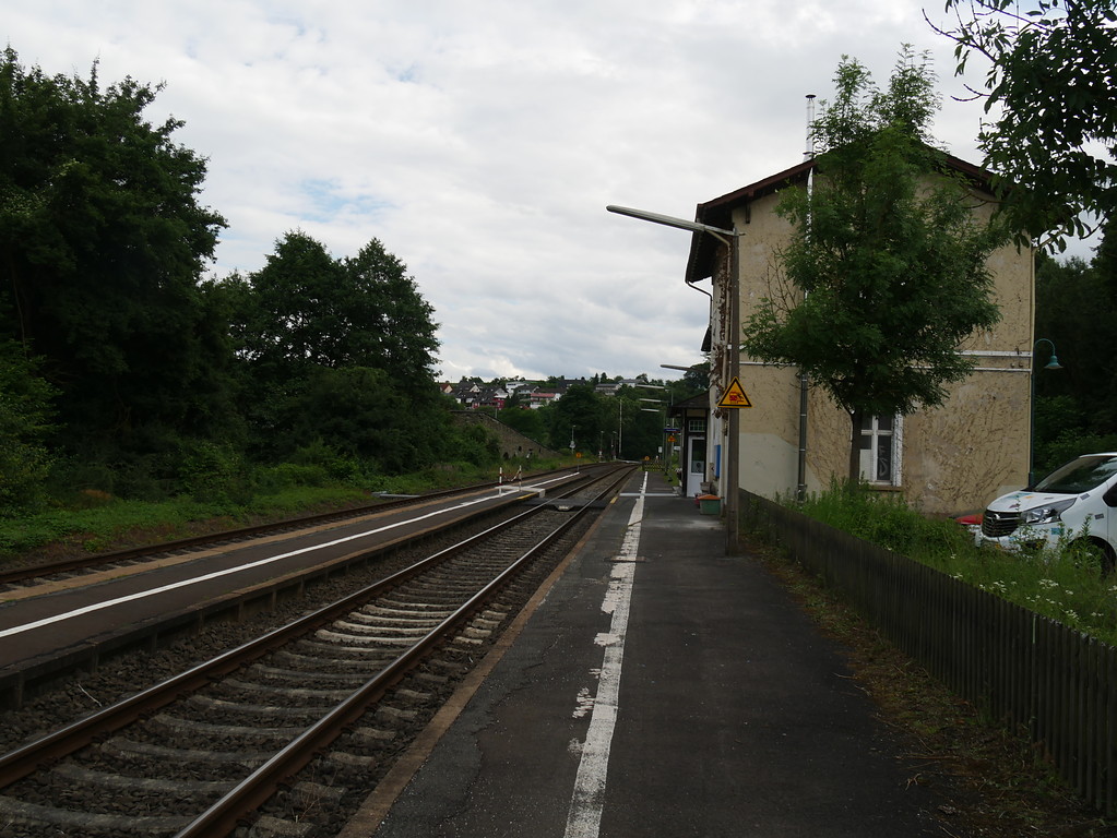 Bahnhof Villmar mit Bahnsteig und Hauptgebäude, Blickrichtung Süden (2017)