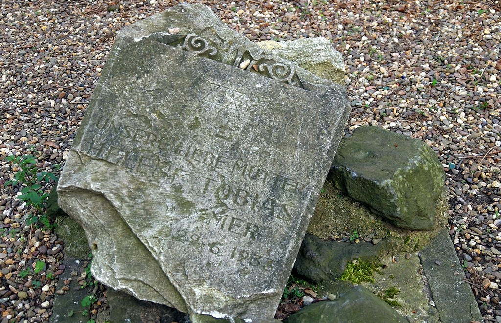Zerbrochenener Grabstein auf dem jüdischen Friedhof Gartenweg in Köln-Zündorf (2009).