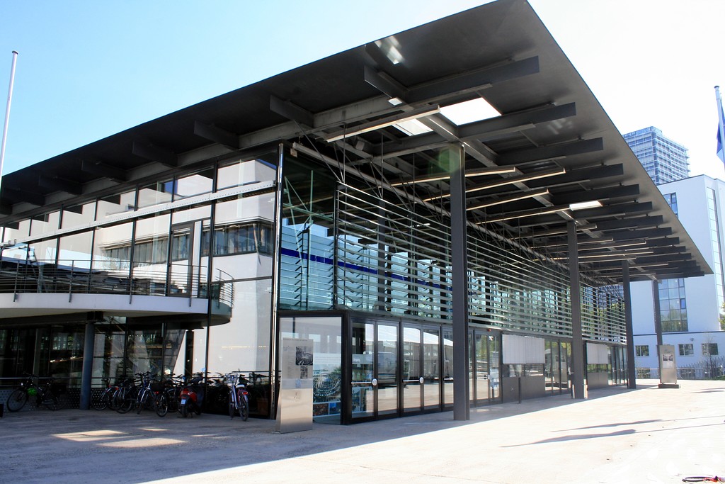 Der Eingangsbereich zum ehemaligen Plenarsaal des Deutschen Bundestages am heutigen Platz der Vereinten Nationen in Bonn (2015).