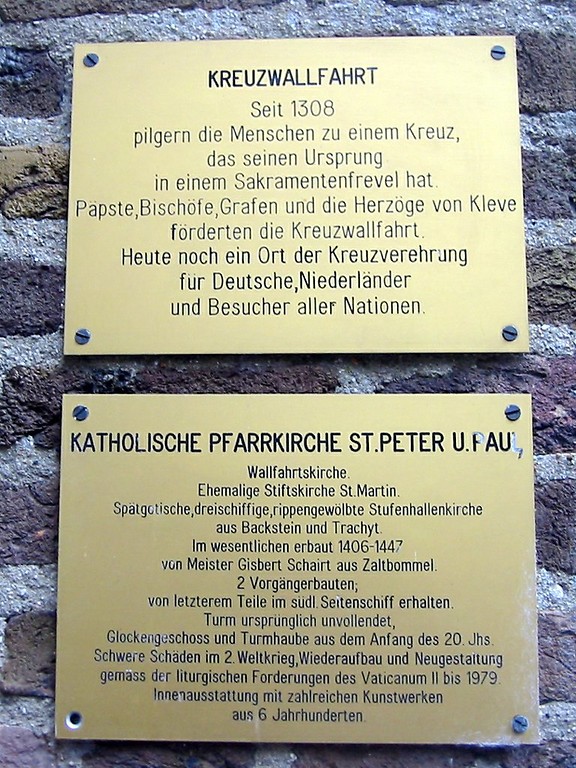 Hinweisschild an der Pfarrkirche in Kranenburg zur Kreuzwallfahrt und zur katholischen Pfarr- und Wallfahrtskirche St. Peter und Paul (2009).