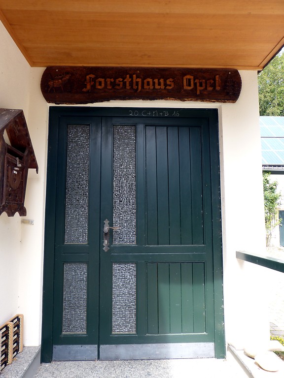 Eingangstür des Forsthauses Opel im Soonwald bei Dörrebach