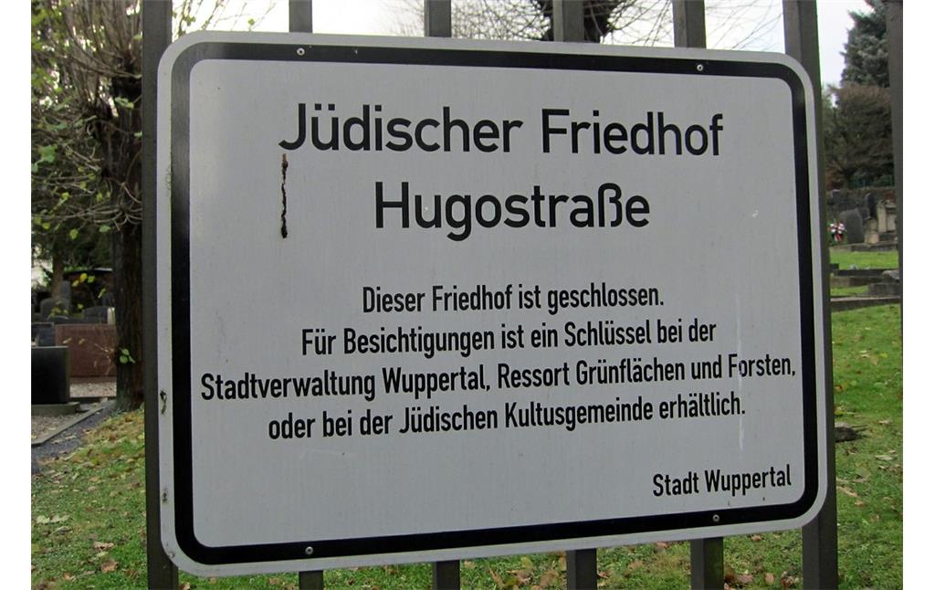 Hinweisschild mit Informationen zur Möglichkeit von Besichtigungen am jüdischen Friedhof an der Hugostraße in Barmen (2014).