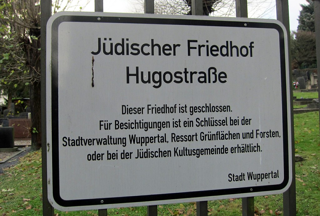 Hinweisschild mit Informationen zur Möglichkeit von Besichtigungen am jüdischen Friedhof an der Hugostraße in Barmen (2014).