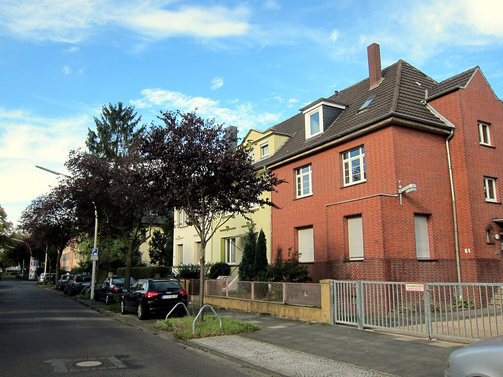 Blick in die Eduard-Pflüger-Straße in Bonn mit parkenden Autos und der dort vorherrschenden Wohnbebauung (2014)