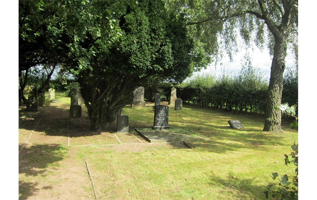 Grabsteine auf dem jüdischen Friedhof in Hemmerden von der Pforte aus (2014)