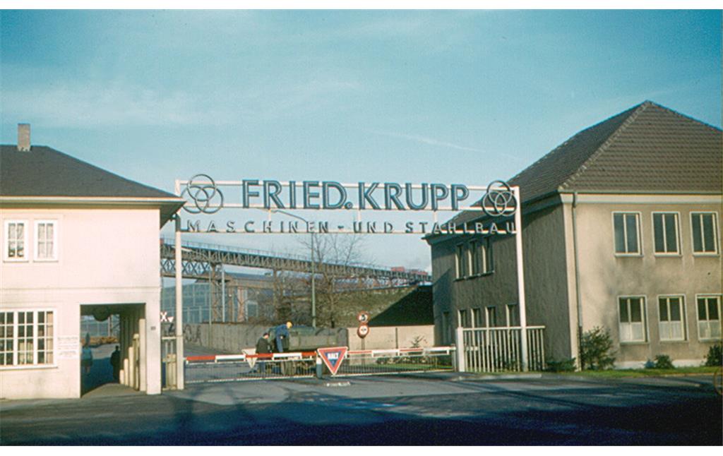 Die Einfahrt zum Krupp-Werk "Fried. Krupp Maschinen- und Stahlbau" an der Hochstraße in Duisburg-Rheinhausen (um 1960/61).