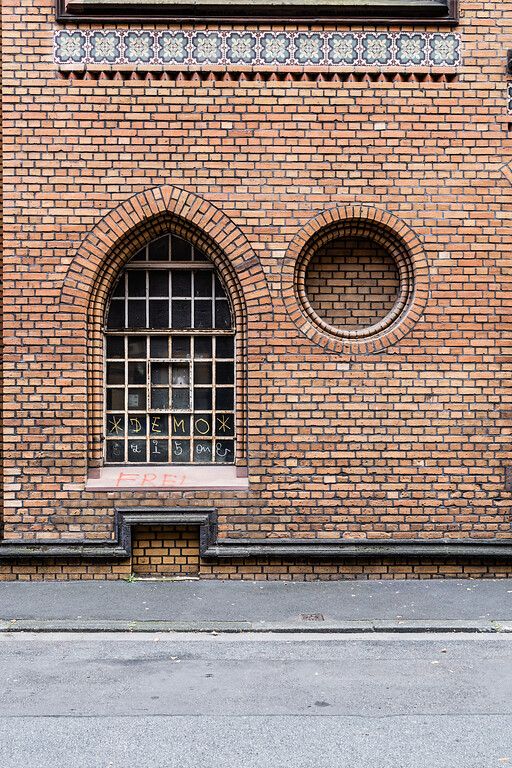 Fenster der Krankenhauskapelle des St. Marien-Hospitals in Köln-Altstadt-Nord (2021)