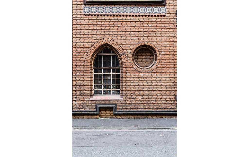 Fenster der Krankenhauskapelle des St. Marien-Hospitals in Köln-Altstadt-Nord (2021)