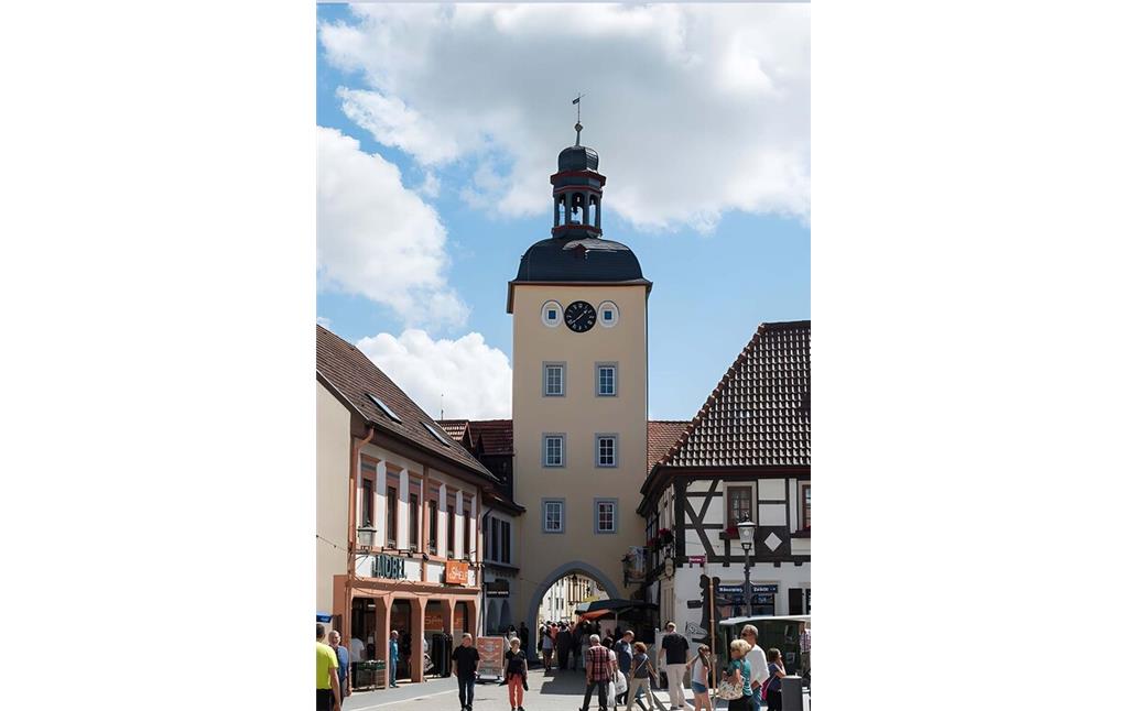 Der Torturm Unteres Tor in Kirchheimbolanden von der historischen Vorstadt aus gesehen (um 2020)