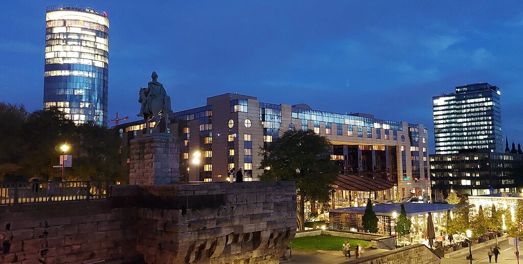 Abendlicher Blick von der Kölner Hohenzollernbrücke auf die Deutzer Rheinseite mit dem Hochhaus KölnTriangle, dem Reiterstandbild des Preußenkönigs Wilhelm I., dem Hotel Hyatt Regency und dem Hochhaus Lanxess Tower (2022).