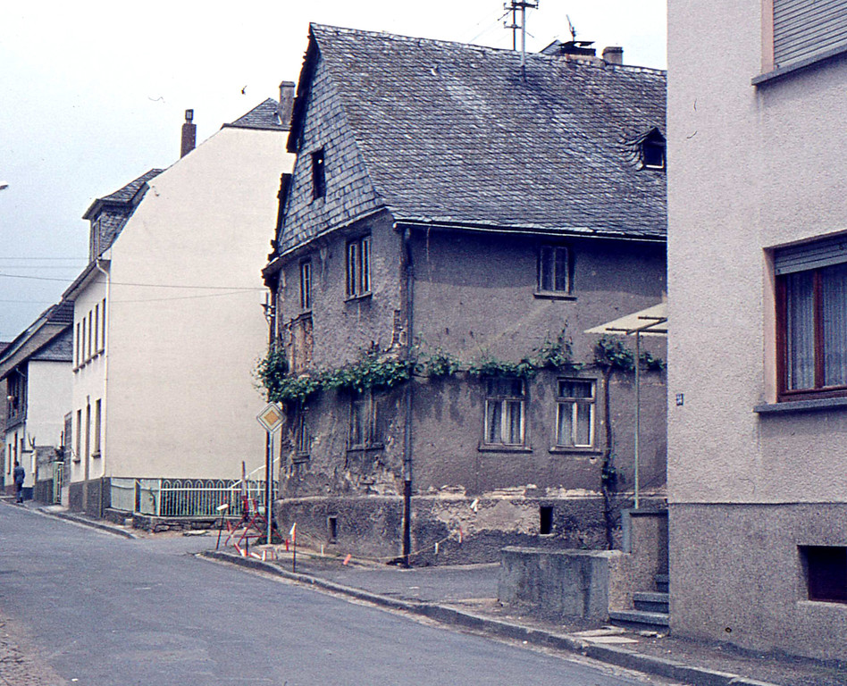Blick auf ein altes Bauernhaus in der Stromberger Straße in Dörrebach, um 1970
