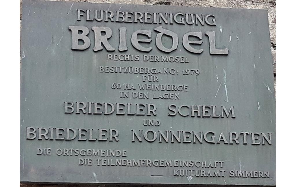 Erinnerungstafel an die Flurbereinigung in Briedel