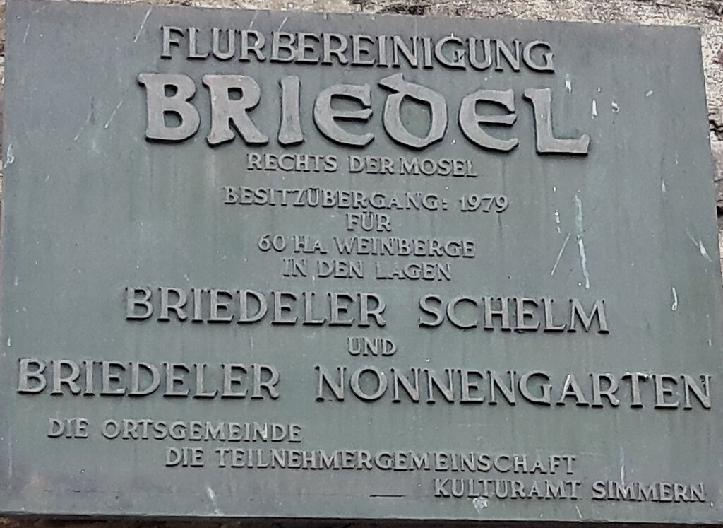 Erinnerungstafel an die Flurbereinigung in Briedel