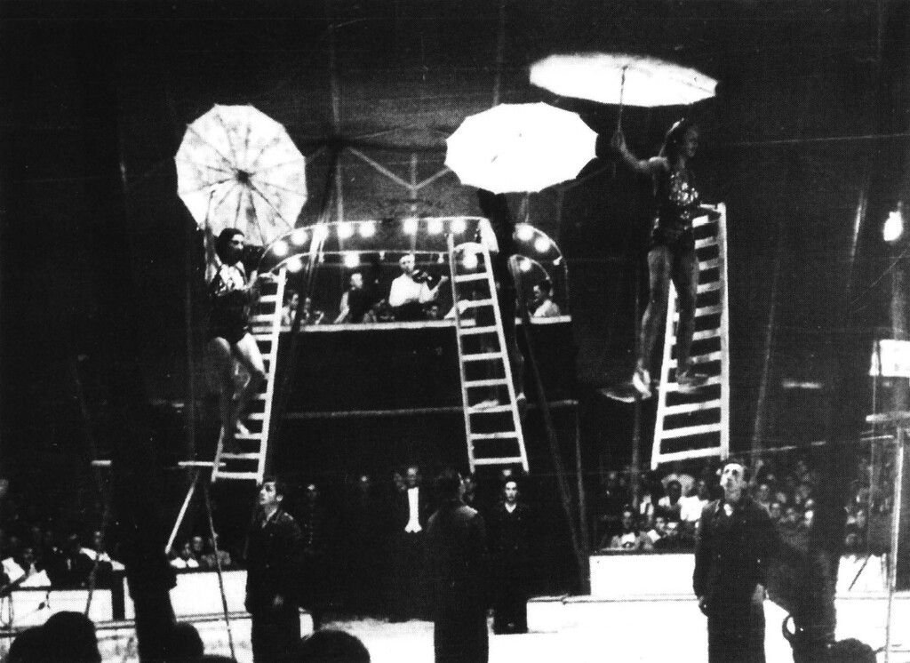 Auftritt der Geschwister Belli im Zirkus Belli. Im Hintergrund sieht man den Kapellmeister Friedrich Held mit der Geige, er stammte aus Mackenbach (um 1920)