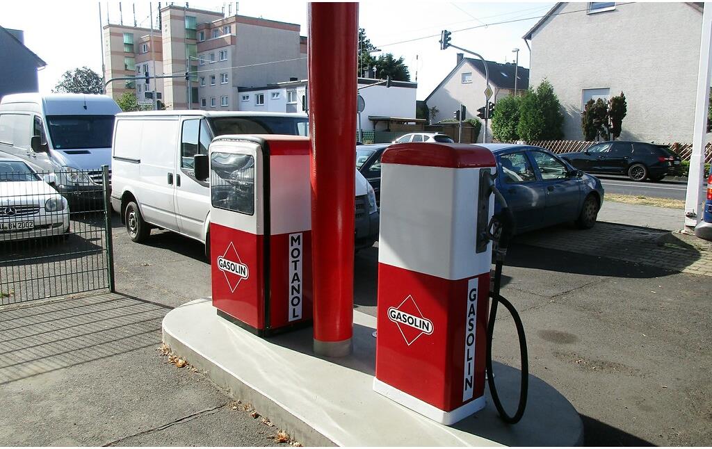 Zapfsäule für Gasolin-Super-Kraftstoff und Verkaufsvitrine für Motanol-Motorenöl an der früheren Tankstelle an der Hauptstraße in Troisdorf-Spich (2022).