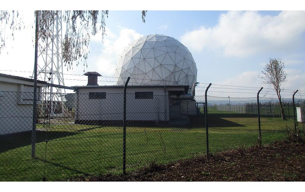 Blick auf die Radarkuppel in der Mercator-Kaserne bei Euskirchen (2021). Das vormalige "NATO-Satcom System" ist innerhalb der Bundeswehr-Kaserne nochmals separat gesichert und eingezäunt.