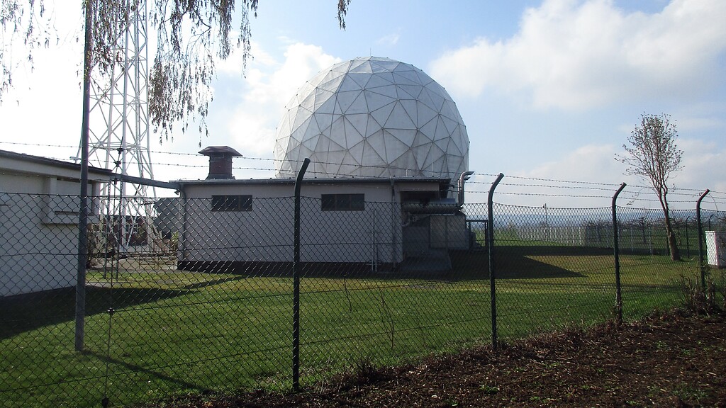 Blick auf die Radarkuppel in der Mercator-Kaserne bei Euskirchen (2021). Das vormalige "NATO-Satcom System" ist innerhalb der Bundeswehr-Kaserne nochmals separat gesichert und eingezäunt.