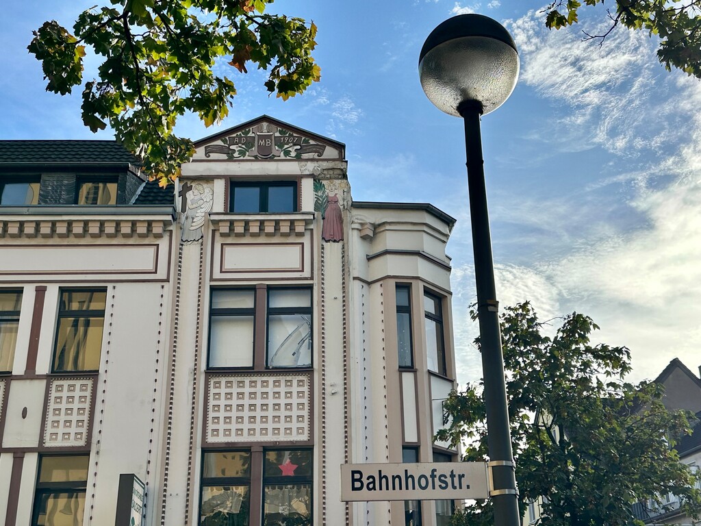 Das Haus Bahnhofstraße Nr. 6a in Porz-Mitte stammt aus dem Jahr 1907. Einst wurde es von der Hauptstraße aus als Nr. 88 gezählt (2023).